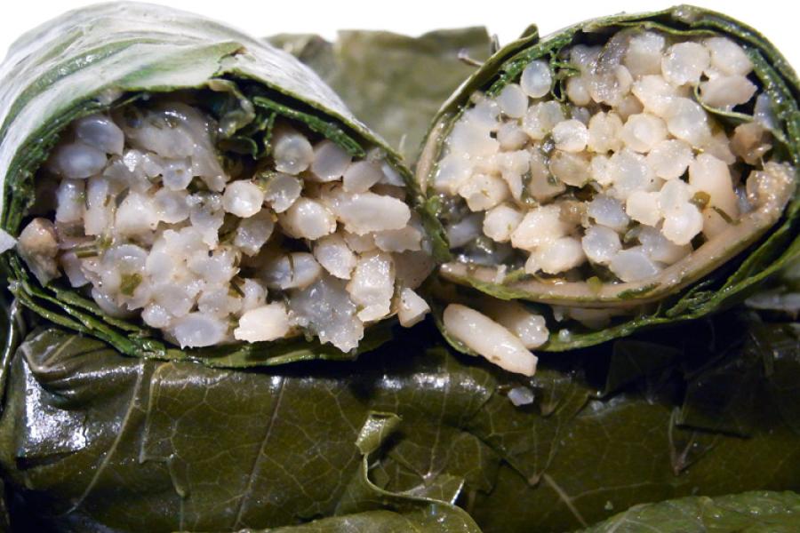 Dolmas, o dolmades, rellenas de arroz.