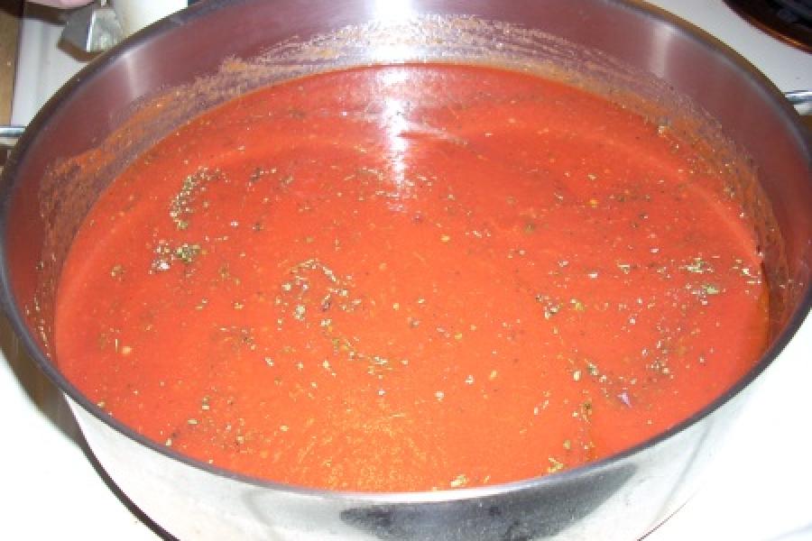 Salsa de tomate en un recipiente de acero inoxidable.