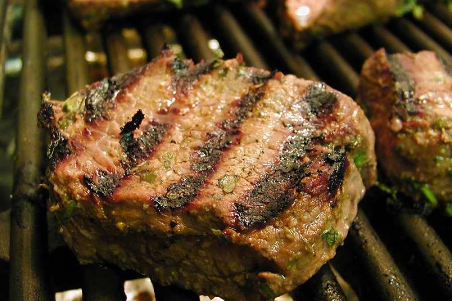 Filete de solomillo adobado en la barbacoa.