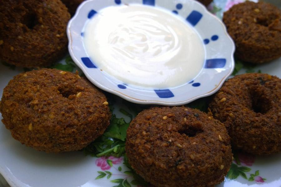 Rosquillas picantes de carne con salsa de yogur.