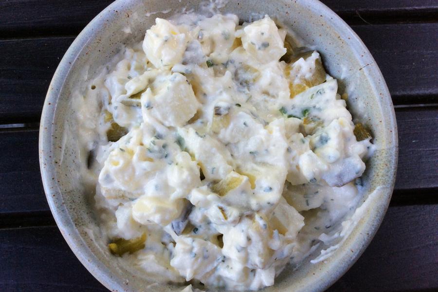Ensalada de patata al estilo norteamericano con aliño de mayonesa y nata.