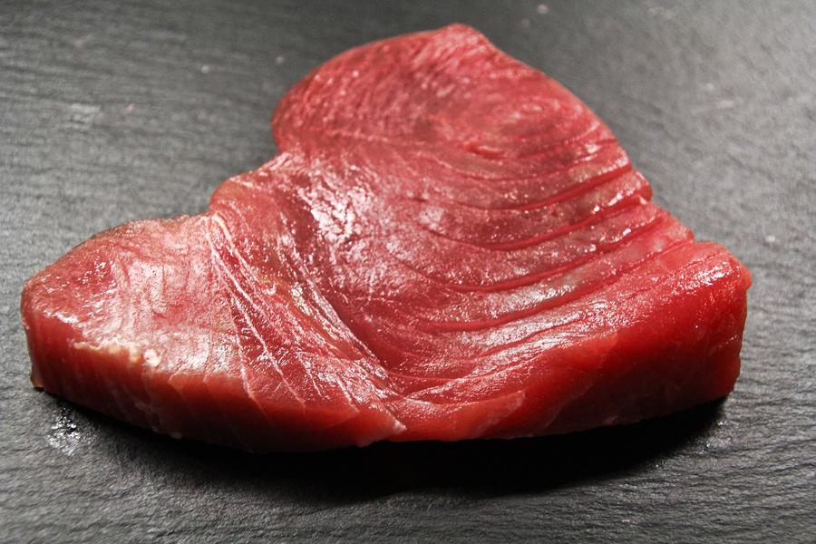 Filete de atún fresco.