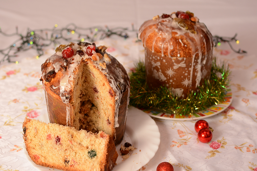 Pan de frutas y adornos navideños.