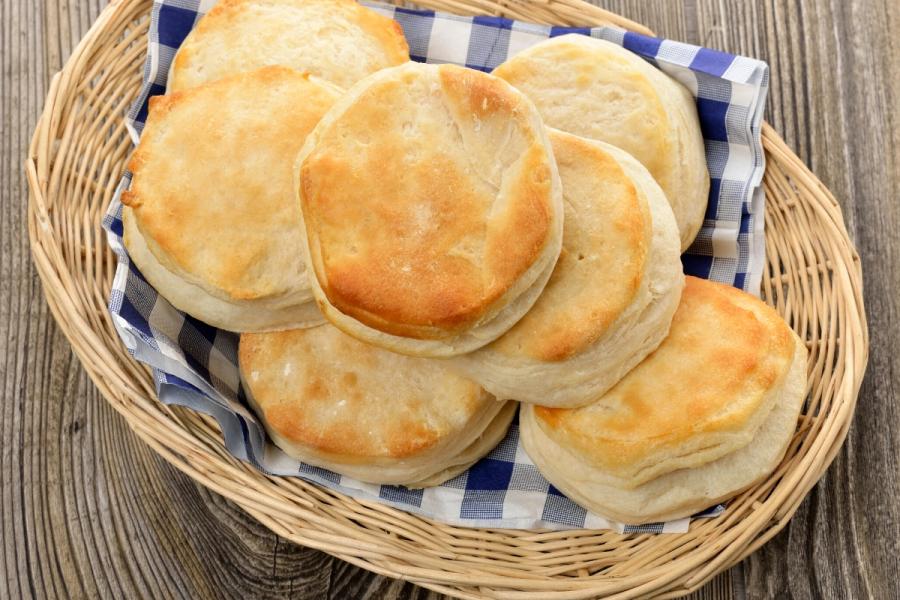 Galletas sureñas en una cesta con un paño de cuadros azules.