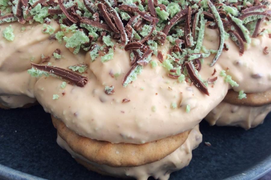 Detalle de la tarta de chocolate y menta crujiente.
