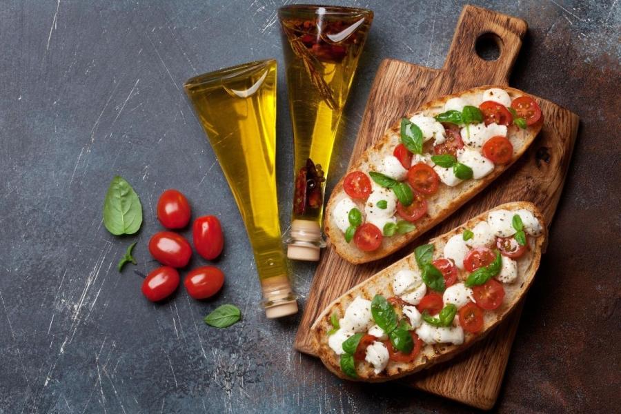 Tostada caprese con tomate, mozzarella, aceite y albahaca.