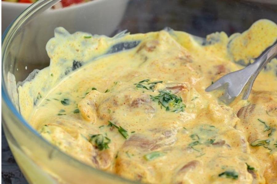Pollo en yogur con curry en polvo y cilantro picado.