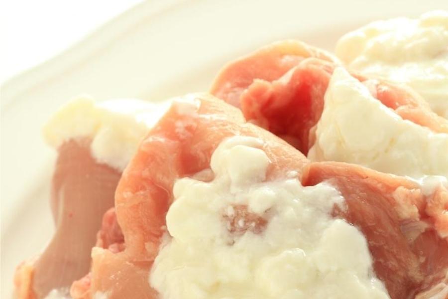Trozos de pollo y yogur.