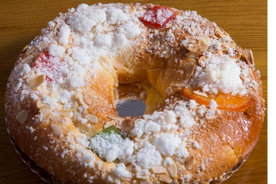Detalle de un roscón de reyes casero.