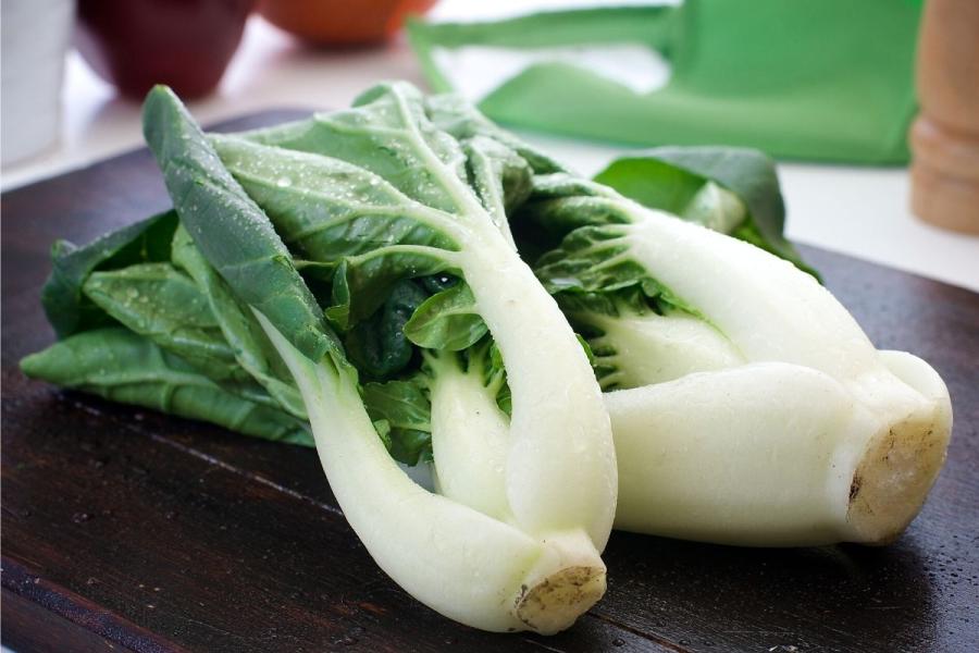 Dos cabezas de bok choi lavadas.