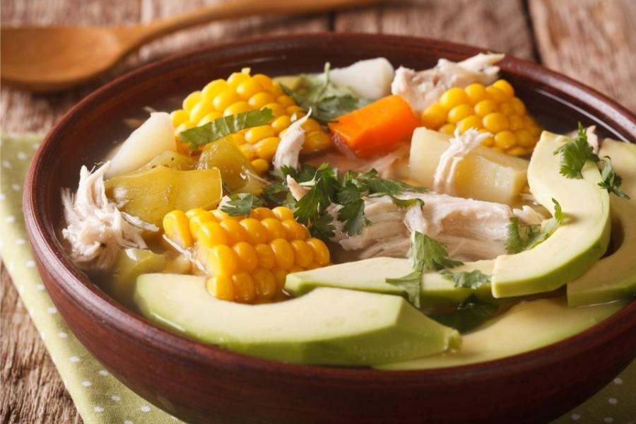 Un cuenco con ajiaco colombiano.