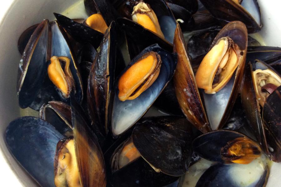 Detalle de mejillones cocinados con vino blanco y nata líquida.