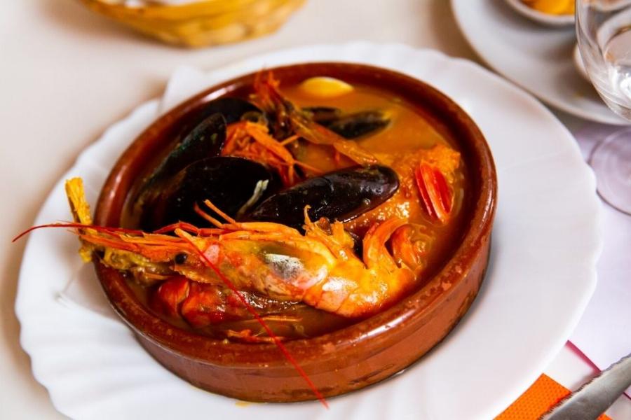 Suquet de pescado y marisco en cazuela de barro.