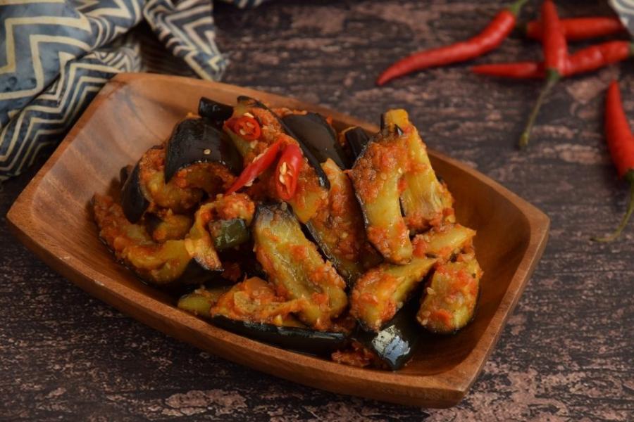 Berenjenas asadas con salsa balado en una fuente.