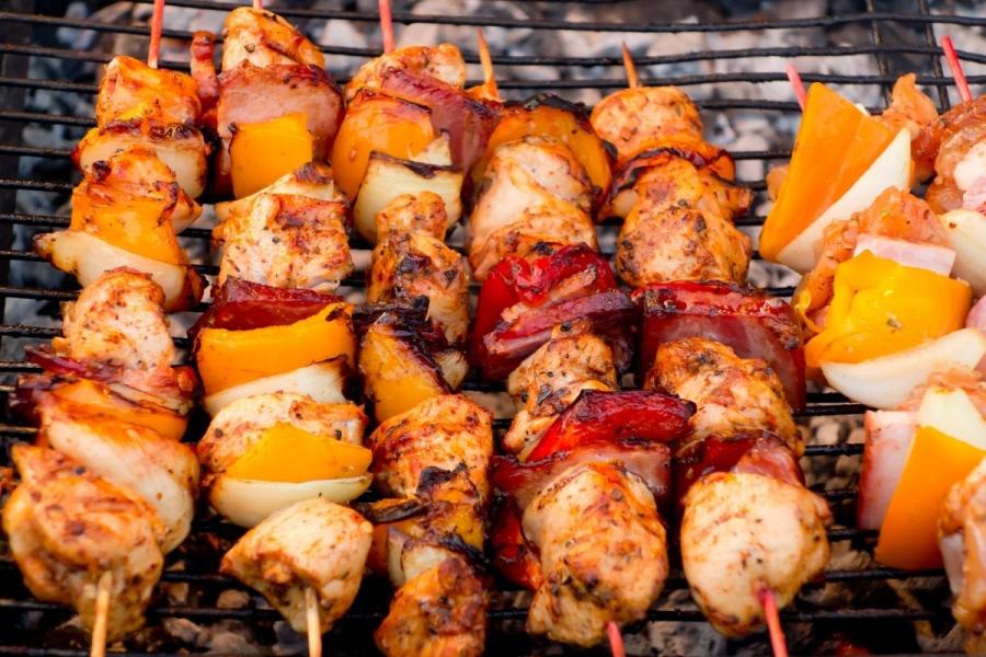 Shish kebabs o pinchos al estilo turco.