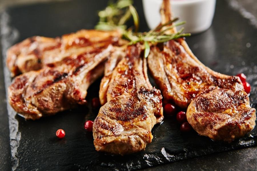 Chuletas de cordero hechas a la brasa.