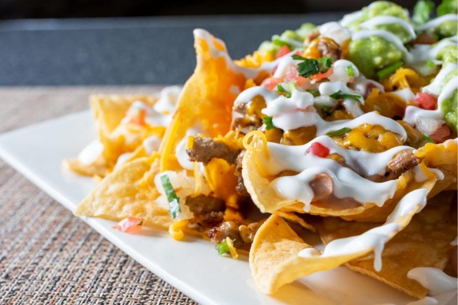 Nachos preparados con carne asada.