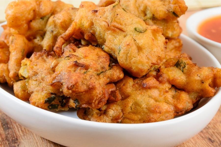 Pakoras recién hechas.