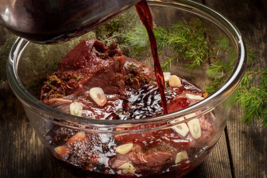 Carne de vanado fresca con una marinada de vino tinto, hierbas de monte y ajo.