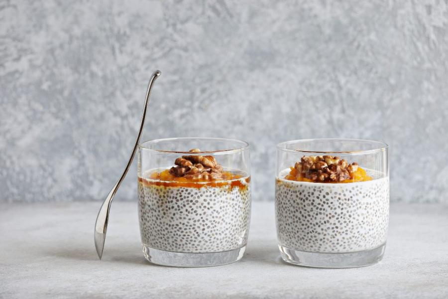 Dos postres individuales de chía con calabaza y nueces.