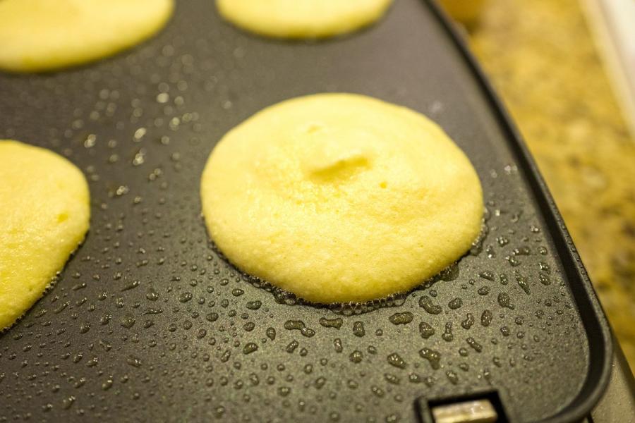 Tortitas miniatura cociéndose sobre la plancha.