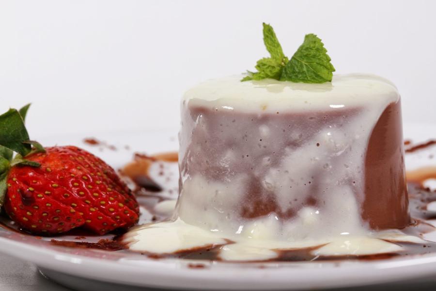 Postre de chocolate cubierto con salsa dulce b'asica.
