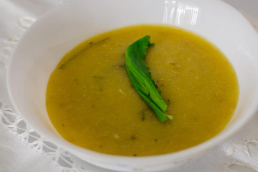 Una taza con sopa de plátano verde.