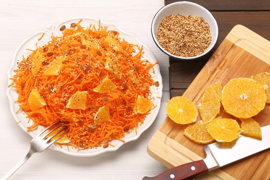 Ensalada naranja, hecha con zanahorias y naranjas.