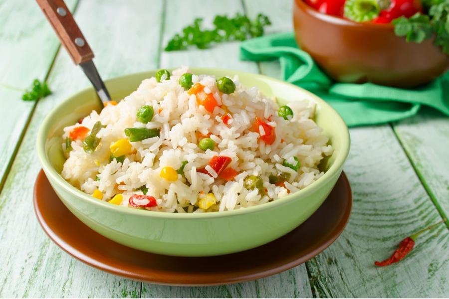 Un plato de arroz con verduras.