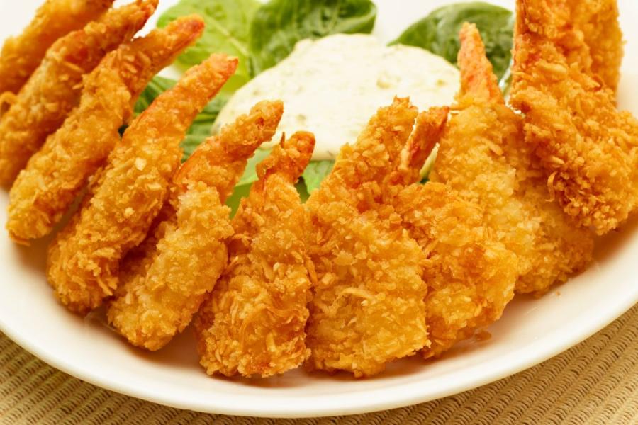 Gambas rebozadas con coco hechas en el horno.