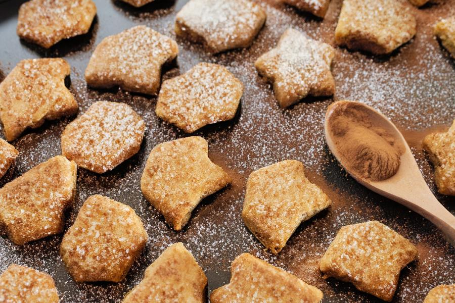 REcortes de masa horneados con azúcar y canela, IA generativa.