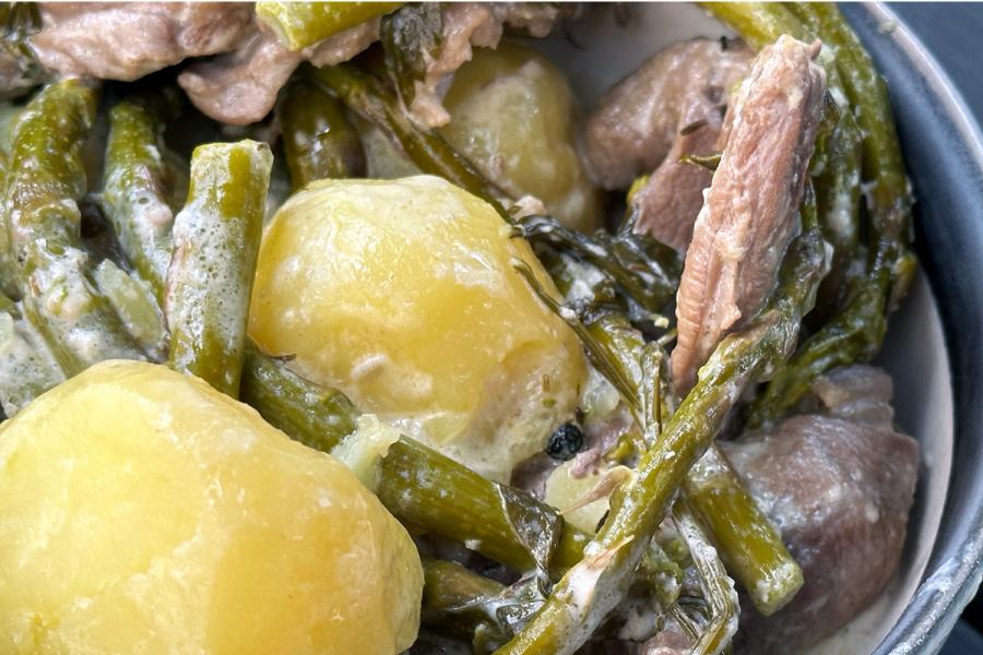 Cordero a la pastora con patatas y espárragos.