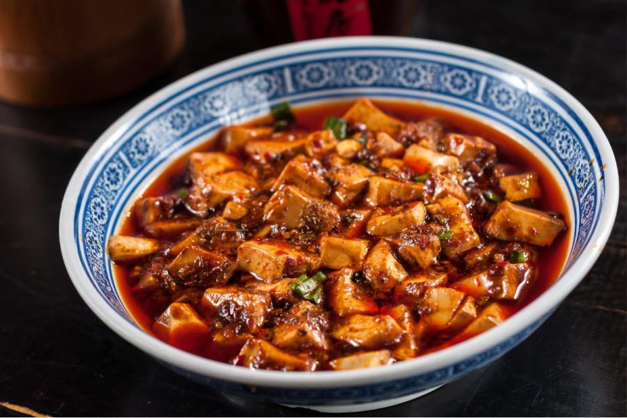 Un cuenco de cerámica con mapo tofu.