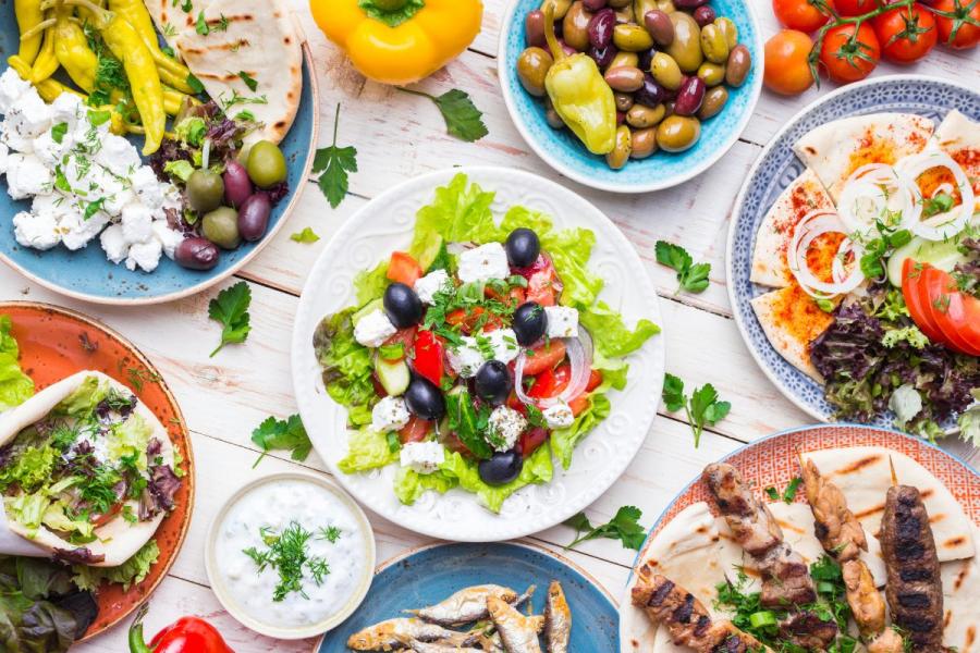 Mesa veraniega al estilo griego, incluyendo su famosa ensalada.