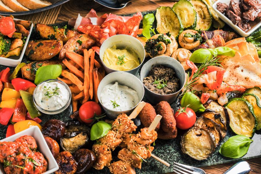 Mesa de verano con tapas variadas y antipasti.