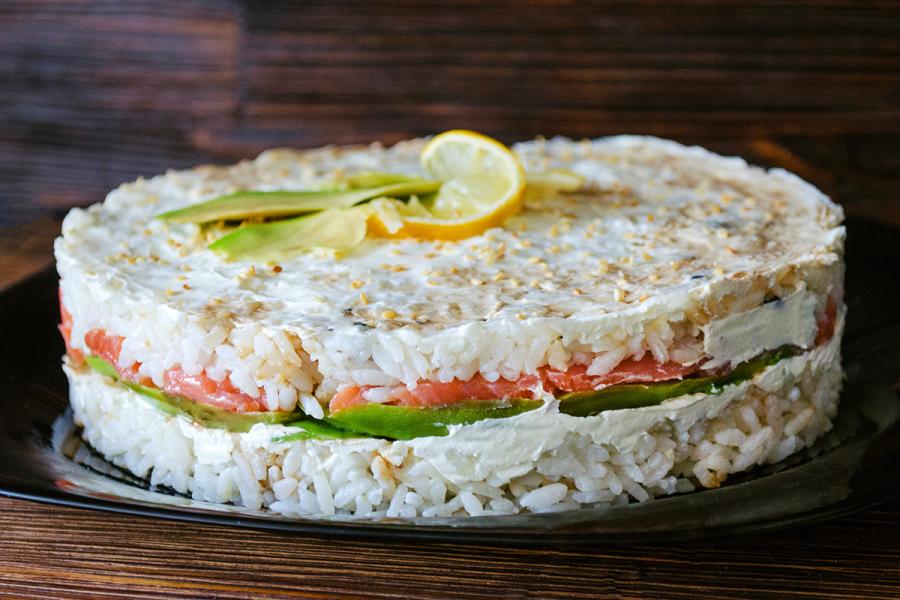 Timbal de arroz, o pastel de sushi, con aguacate, queso cremoso y salmón ahumado