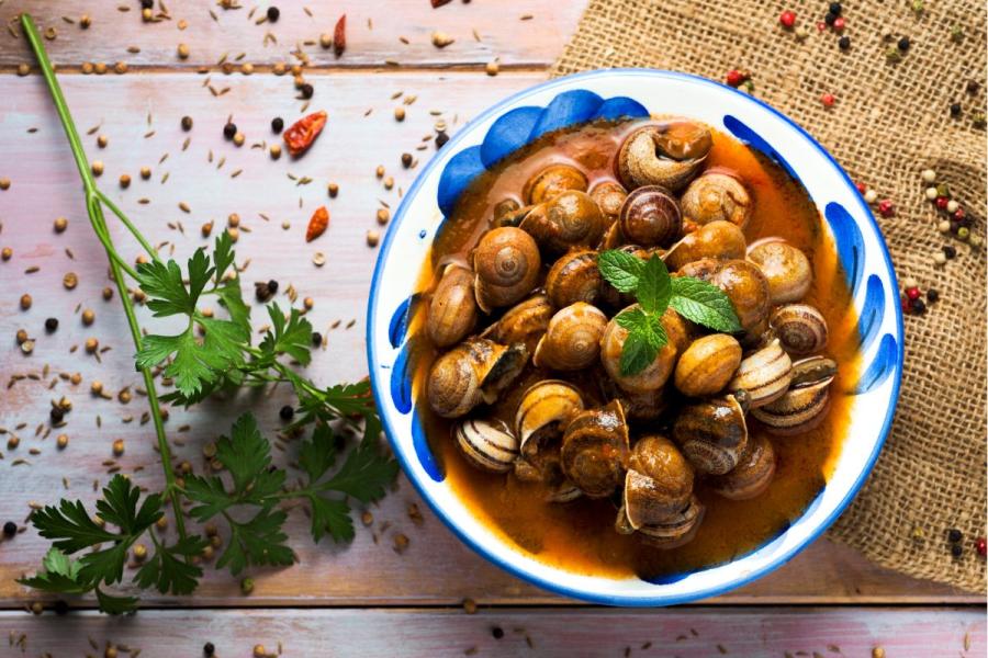 Caracoles en salsa picante.