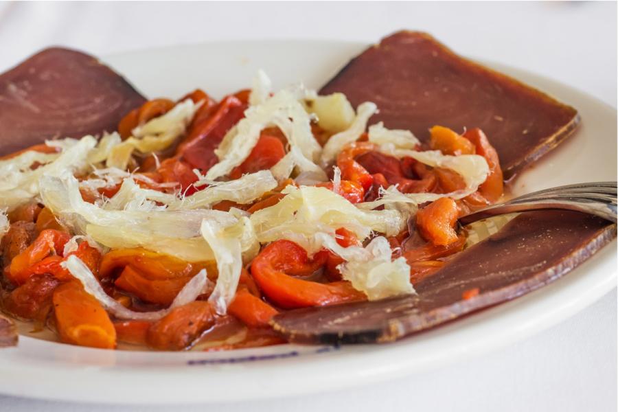 Ensalada de bacalao y pimiento asado, esgarrate, acompañada de mojama.