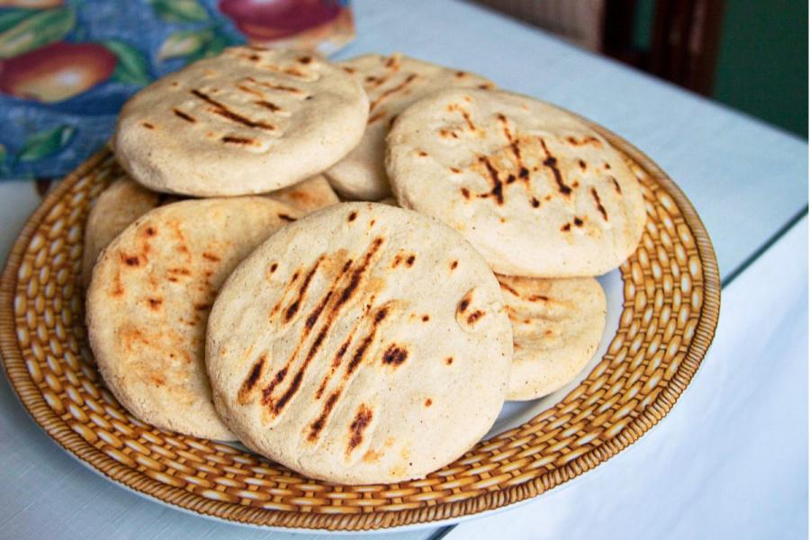 Arepas recién hechas en una cesta de paja.