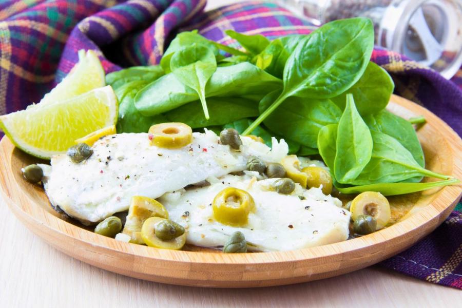 Pescado blanco cocido con vinagreta cítrica, alcaparras, aceitunas y espinacas tiernas.