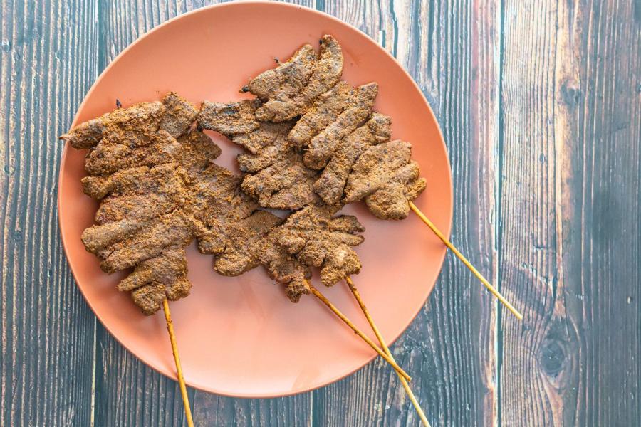Brochetas de suya en un plato.