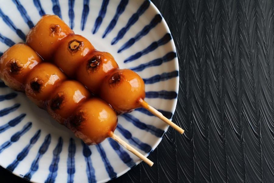 Dango tostado con salsa dulce, mitarashi dango.
