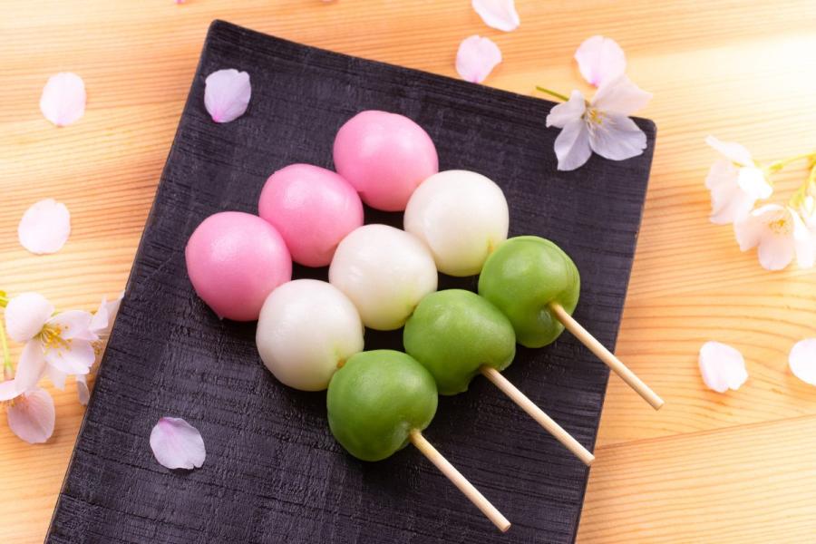 Hanami dango con bolitas de color rosa, blanco y verde.