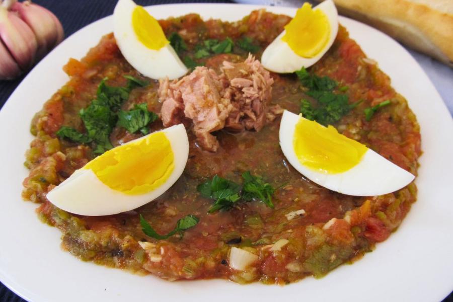 Ensalada tunecina con huevo duro.