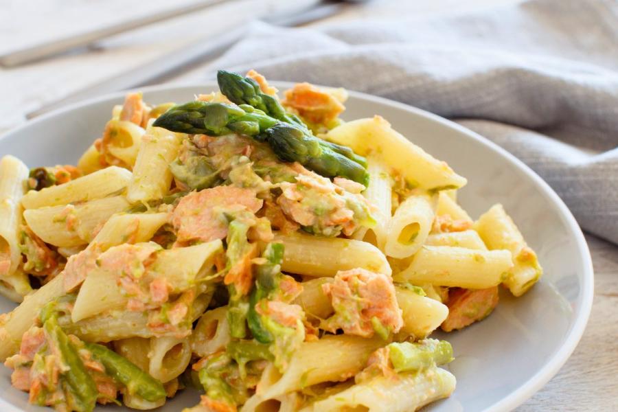 Un plato primaveral de pasta con salmón y espárragos.