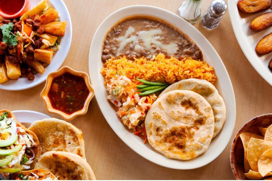 Una variedad de platos típicos de la gastronomía salvadoreña.