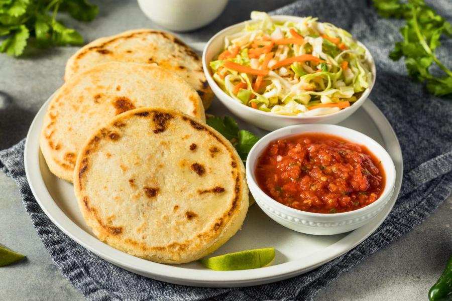 Pupusas salvadoreñas con curtido y salsa.