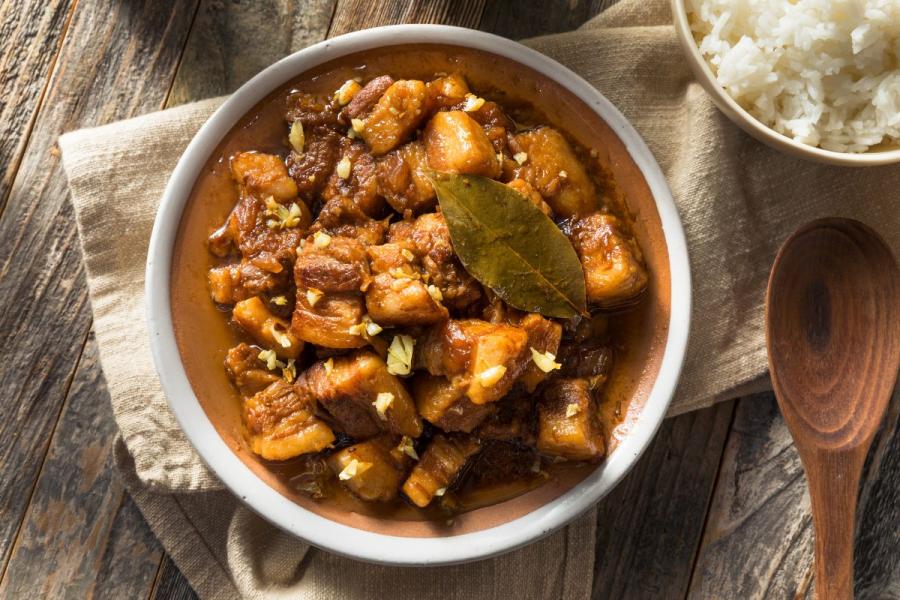 Cerdo en adobo al estilo filipino.