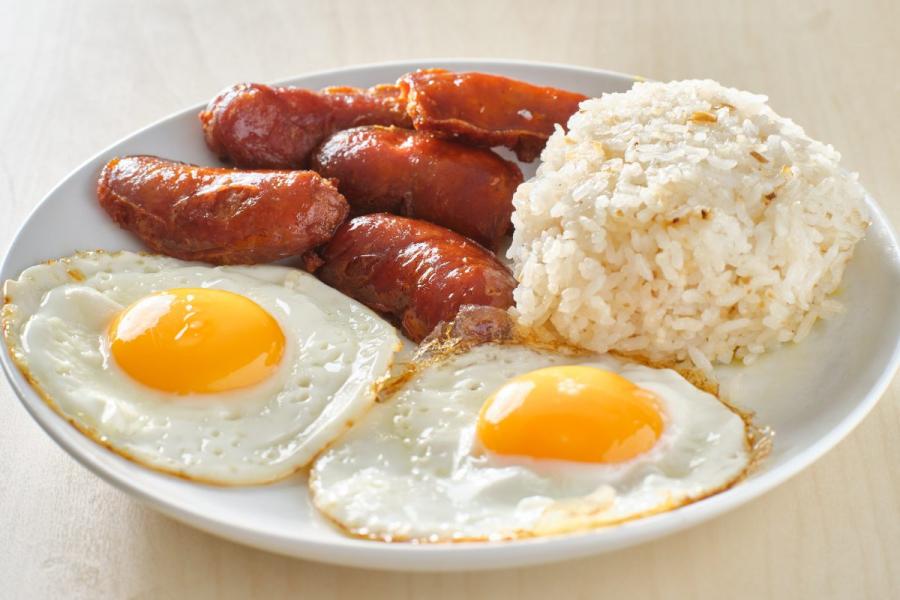 Desayno filipino, longsilog, con huevos arroz y longaniza.