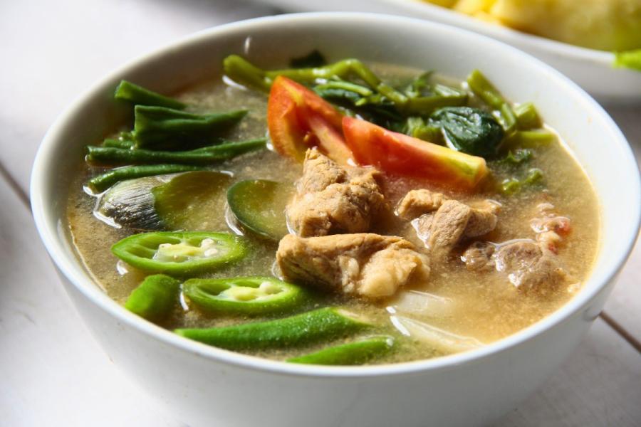 Sinigang de cerdo, una sopa ácida.
